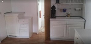 Chambre avec lits jumeaux | Cuisine privée | Réfrigérateur, four, plaque de cuisson, cafetière/bouilloire