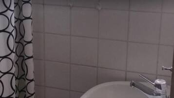 Zweibettzimmer | Badezimmer | Handtücher, Toilettenpapier