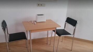 Zweibettzimmer | Wohnbereich | Flachbildfernseher