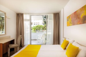 Escritorio, sistema de insonorización, wifi gratis y ropa de cama