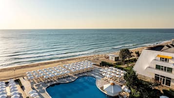 Een seizoensgebonden buitenzwembad