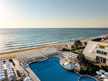 Seasonal outdoor pool. AluaSun Helios Beach – All Inclusive