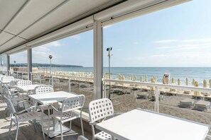3 bars/lounges, poolside bar - AluaSun Helios Beach – All Inclusive (Obzor)