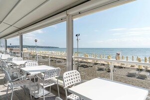 3 bares y bar junto a la piscina