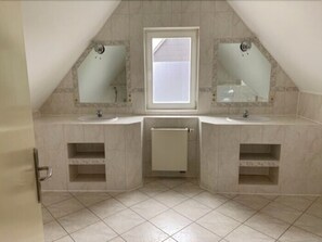 Dusche, Handtücher, Toilettenpapier