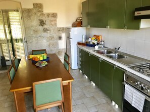 Réfrigérateur, un four, surface de cuisson, cafetière-théière
