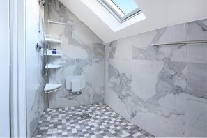 Deluxe appartement, 3 slaapkamers | Badkamer met douche