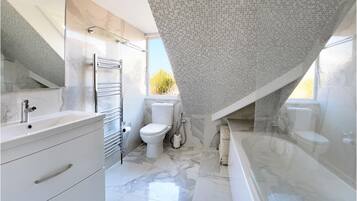 Deluxe Apartment, 3 Bedrooms | Bathroom | Combined shower/bathtub, free toiletries, hair dryer, slippers