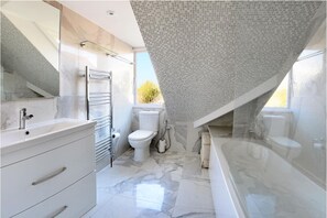 Bathroom - Discoveries House (Bournemouth)