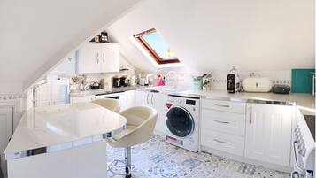 Deluxe Apartment, 3 Bedrooms | Private kitchen | Fridge, microwave