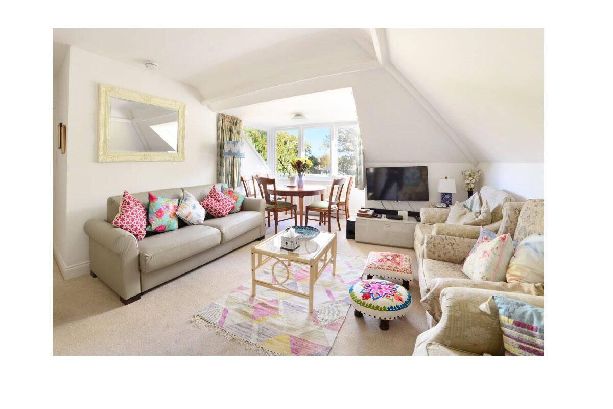Deluxe-Stadtwohnung, 4 Schlafzimmer | Wohnbereich | Flachbildfernseher, Kinderspielzeug