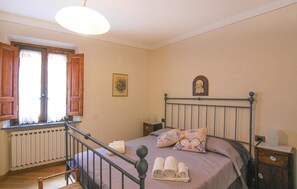 2 bedrooms, travel crib, free WiFi