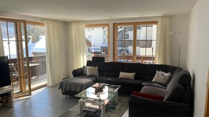 Apartment, 3 Schlafzimmer, Balkon | Wohnbereich