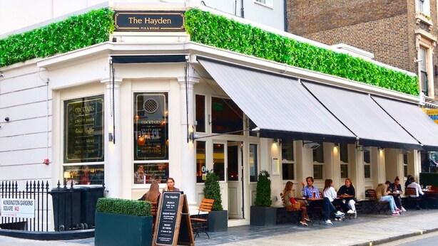 The Hayden pub & rooms with outdoor seating and a green roof. - The Hayden Pub & Rooms (London)