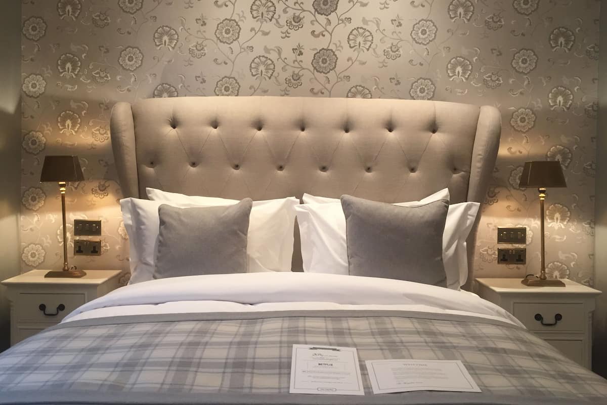 Chambre double | Coffre-fort, décor unique, ameublement unique, bureau