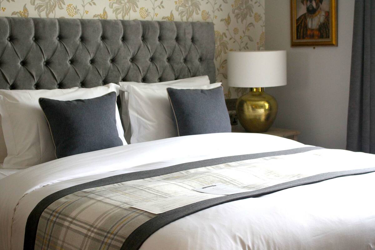 Deluxe Double Room with Bath | In-room safe, desk, blackout curtains, iron/ironing board