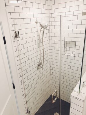 Shower, hair dryer, towels, soap - Charleston Guest House- Easy parking! Quiet, safe neighborhood! Close to Dwntn! (Charleston)