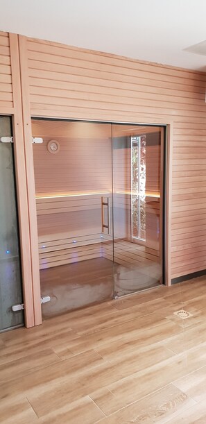 Sauna, Turkish bath/hammam, hydrotherapy, body scrubs, facials