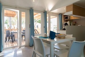 Superior Mobile Home (Suite Family) | In-room dining - Camping La Croix du Sud (Le Barcares)
