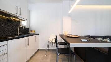 Apartamento, 1 quarto | Cozinha americana privada | Geladeira grande, cooktop, talheres/pratos/utensílios de cozinha