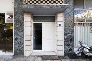 Property entrance - 45m2 homm Renovated Flat in Neos Kosmos Roumpesi str (Athens)