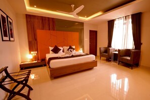 Superior Room | Minibar, blackout curtains, soundproofing, iron/ironing board