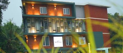 Fachada de la propiedad por la tarde o noche