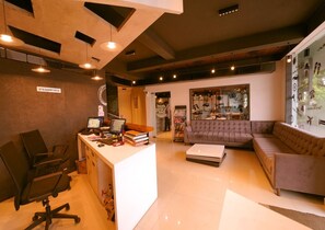 Lobby lounge - WithInn Hotel - Kannur Airport (Iritty)