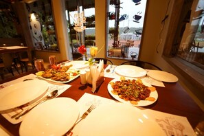 Se sirven desayunos, comidas y cenas 