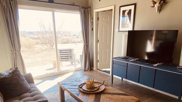 Télévision, cheminée, livres