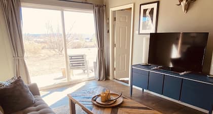 Zinnoberrote Oase im Himmel der Wanderer