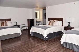 Quarto triplo luxo | Camas com colchões pillow-top, individualmente decorados