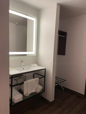 Hair dryer, towels - Eagle Peak Lodge & Cabins (Ashton)