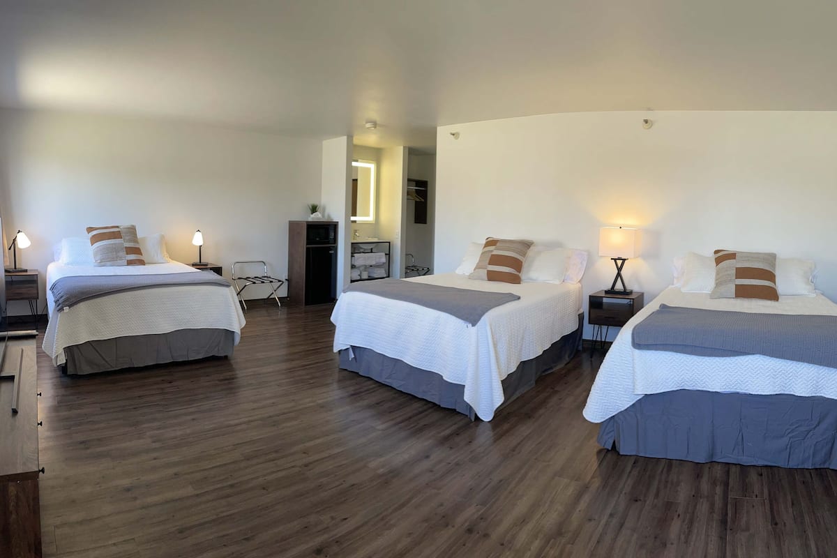 Deluxe Triple Room | Pillowtop beds, individually decorated, individually furnished