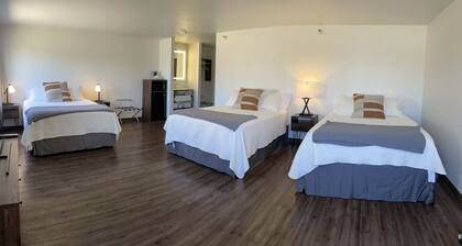 Eagle Peak Lodge & Cabins