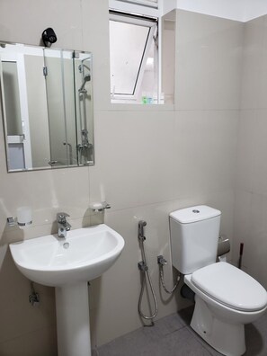 Douche, articles de toilette gratuits, sèche-cheveux, peignoirs