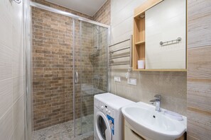 Apartemen | Kamar mandi | Shower, pengering rambut, handuk, dan tisu toilet