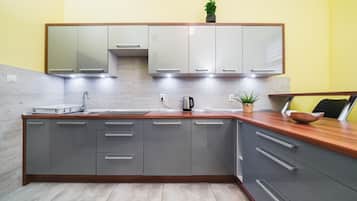 Refrigerador con freezer, placa de cocina, cafetera/tetera
