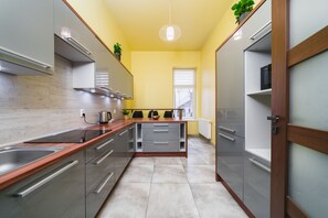 อพาร์ทเมนท์สำหรับครอบครัว, 2 ห้องนอน | ครัวส่วนตัว | ตู้เย็นขนาดใหญ่, เตาประกอบอาหาร, เครื่องชงกาแฟ/ชา, กาต้มน้ำไฟฟ้า