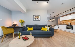 Family Apartment, 2 Bedrooms (13) | Living room | Flat-screen TV - Barbakan Residence Old Town (Kraków)