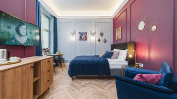 Design Studio Suite | 1 bedroom, iron/ironing board, free WiFi