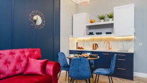 Suite – design | Eget kjøkken | Kjøleskap, oppvaskmaskin, vannkoker og brødrister
