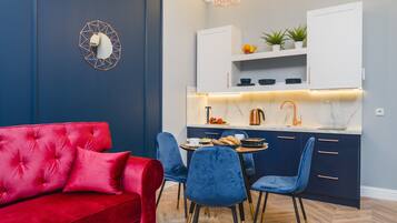 Design Suite | Private kitchen | Fridge, dishwasher, electric kettle, toaster