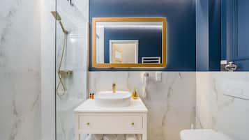 Design-Suite | Badezimmer | Dusche, Haartrockner, Handtücher, Toilettenpapier