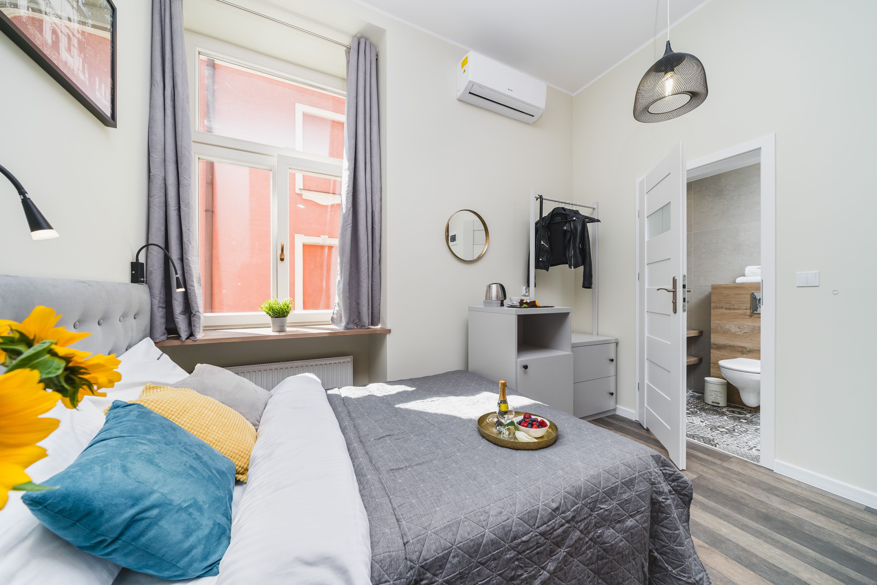 Eenvoudige studio | Een strijkplank/strijkijzer, gratis wifi