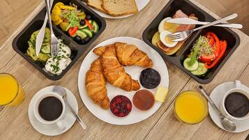 Desayuno continental (PLN 35 por persona)