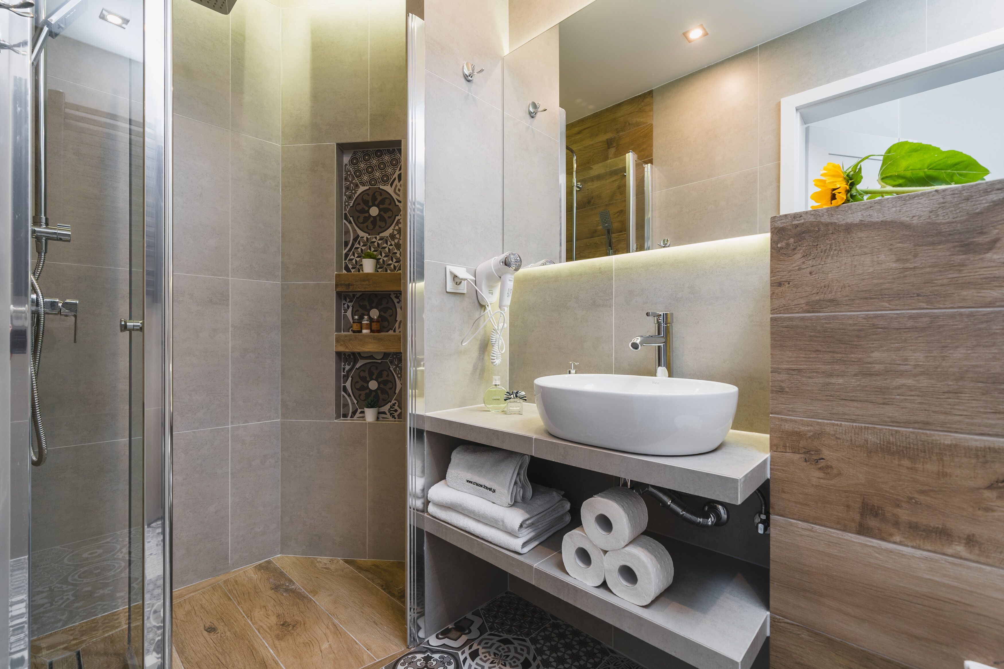 Eenvoudige studio, Meerdere bedden | Badkamer | Een douche, een haardroger, handdoeken, zeep