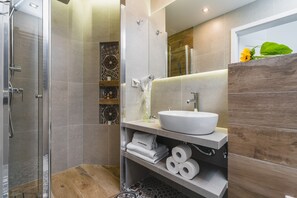 Basic-Studio, Mehrere Betten | Badezimmer