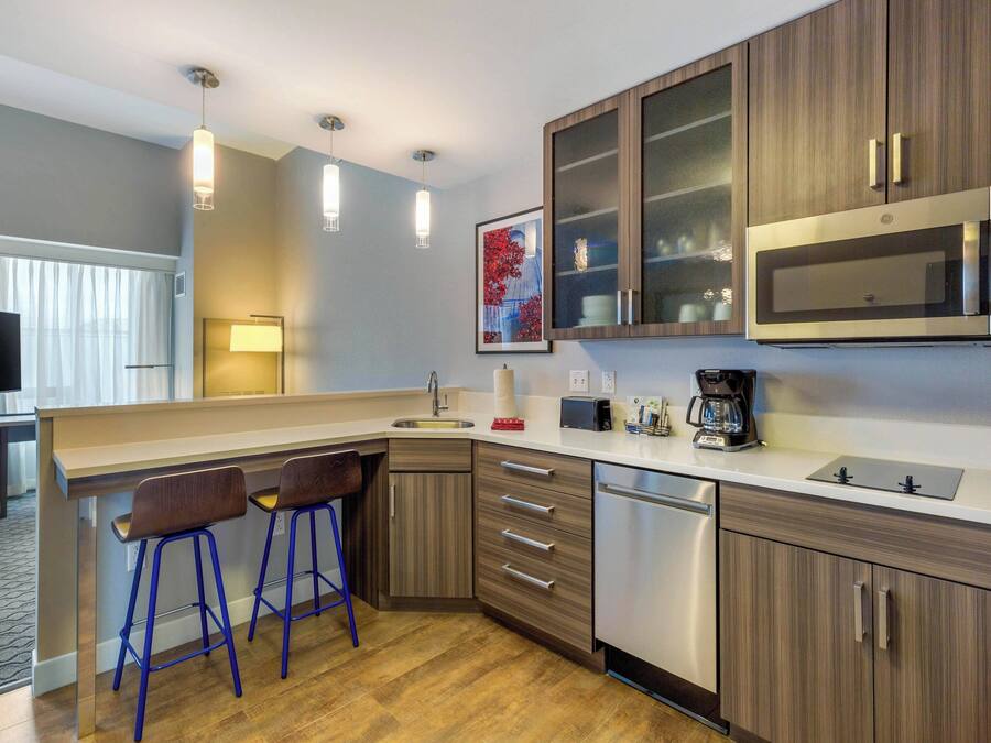 Kjøleskap, mikrobølgeovn, kokeplater og kaffetrakter/tekoker