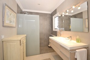 Shower, hair dryer, towels - Llenaire - Xata, seafront house with private pool in Puerto de Pollença (Pollensa)